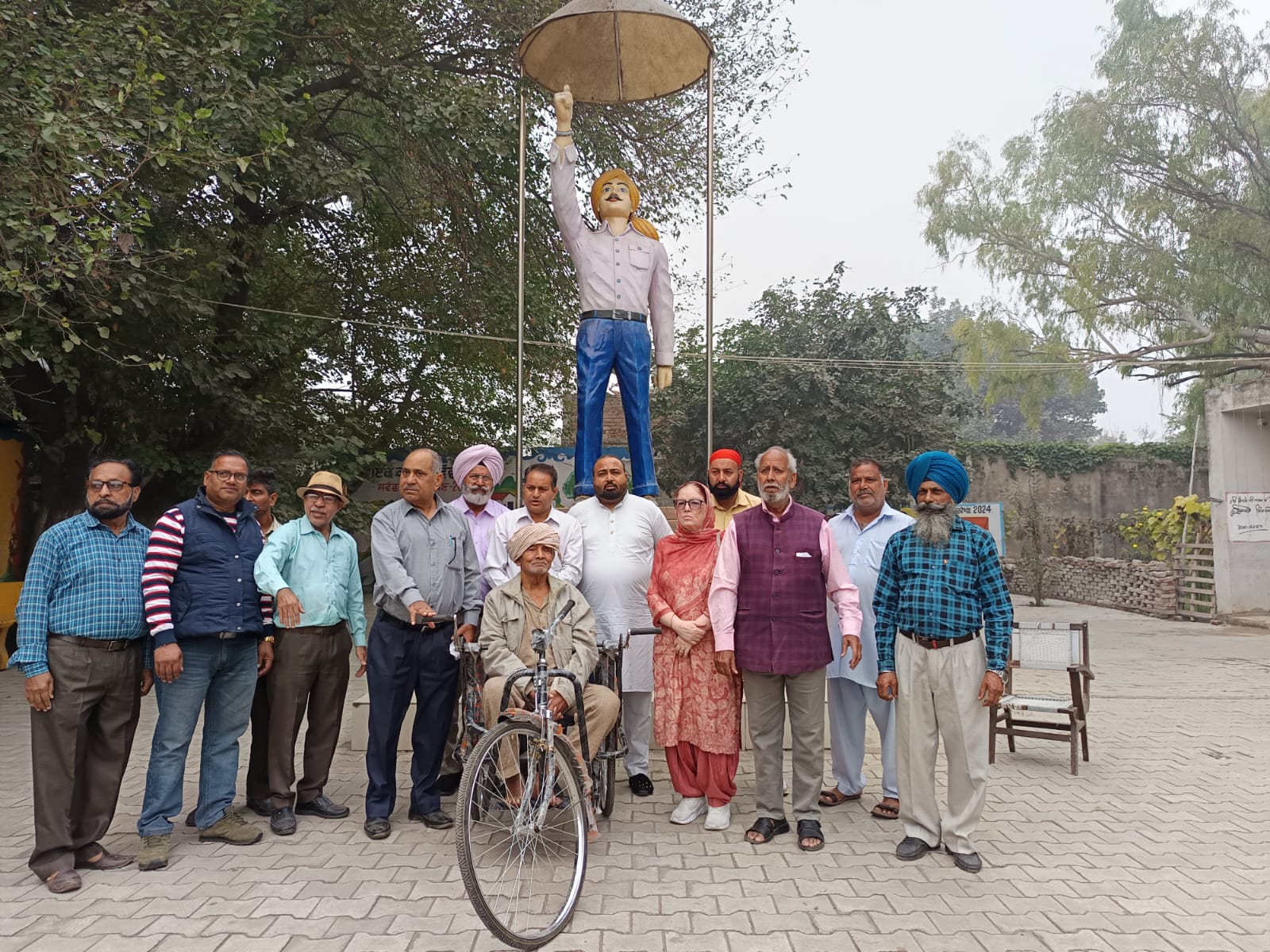 शहीद भगत सिंह स्मारक पर जरूरतमंद को ट्राई साइकिल भेंट की गई